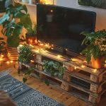 Une tv sur une palette en bois avec une décoration florale.