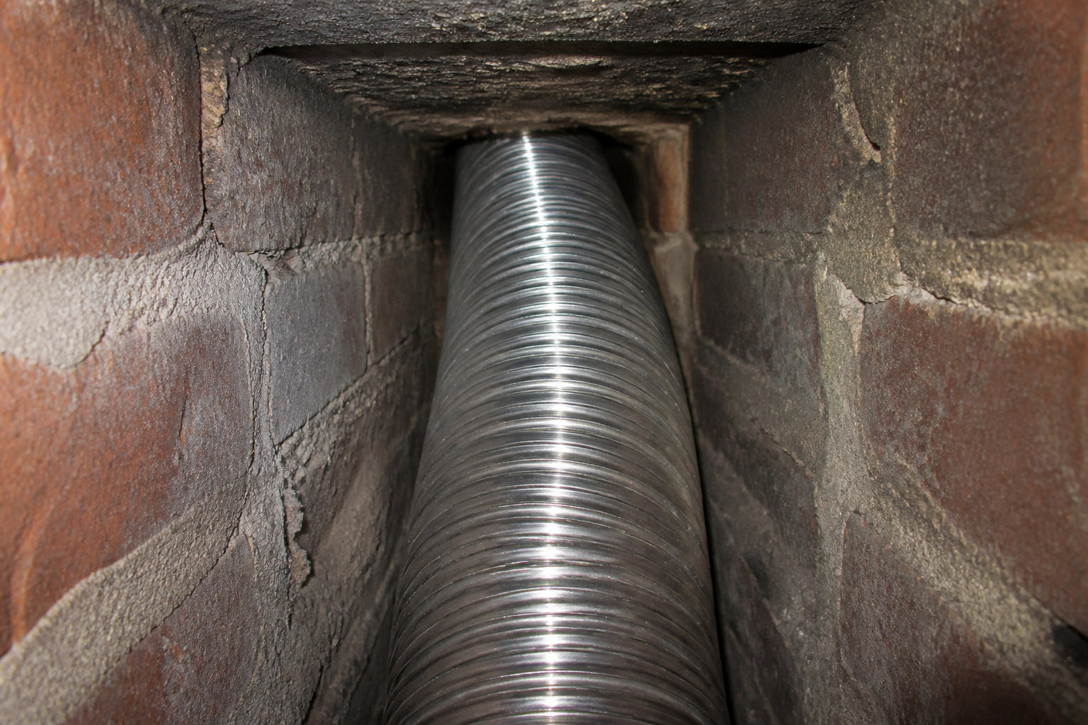 Diagnostic et tubage : mettre le conduit aux normes DTU 24.1